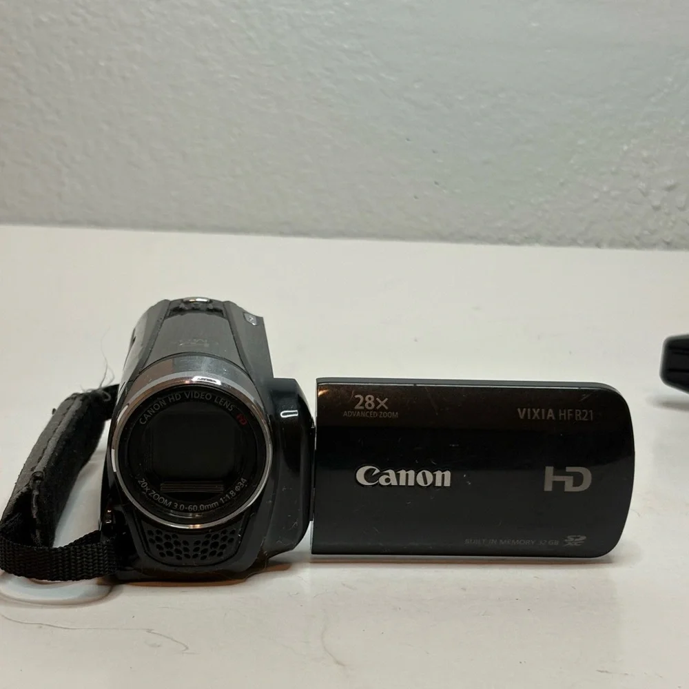 Canon VIXIA HF R21 Black HD Camcorder untested no charger